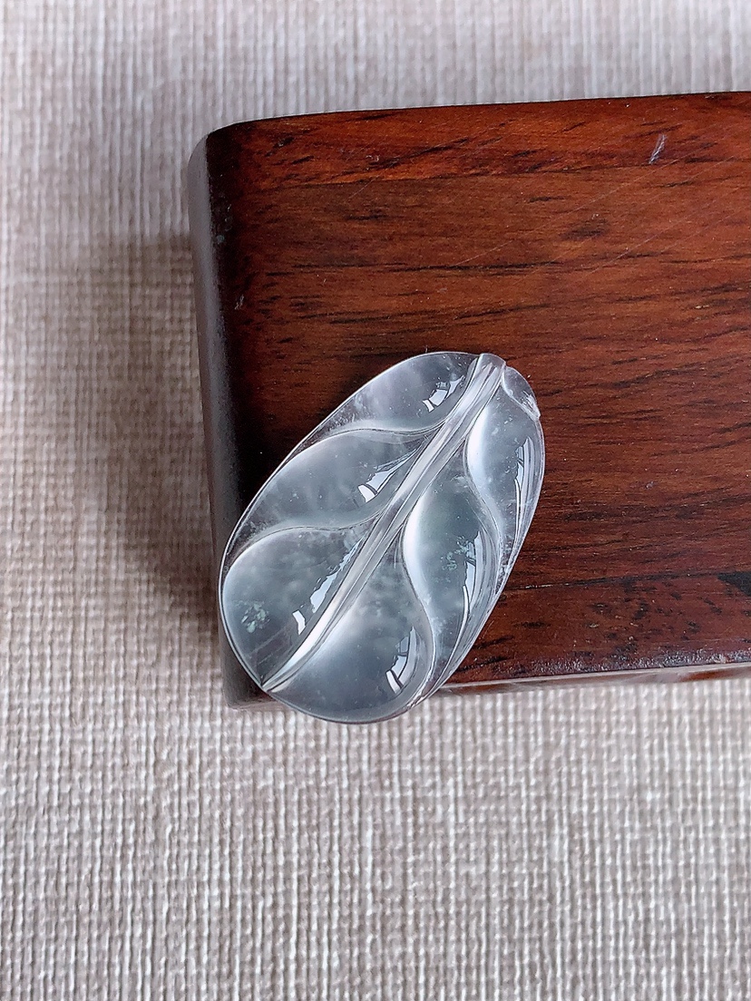 天然A货翡翠白冰白月光叶子金枝玉叶镶嵌件 
尺寸27-17.2-3.5mm 重量3.14g 0410