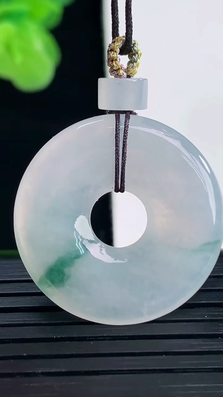 天然A货翡翠飘花平安环吊坠尺寸27-3.6重量:6.07g
4月11日