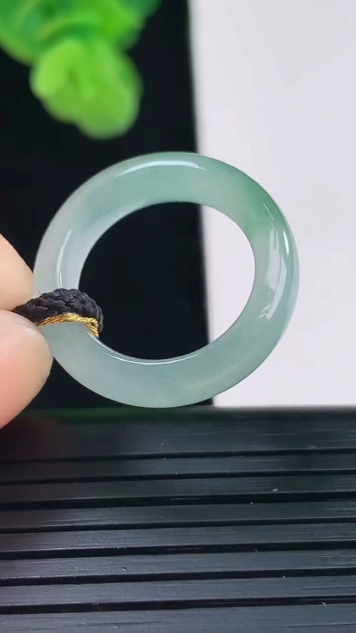 天然A货翡翠飘花指环戒指尺寸16.7-5.7-3.7重量:3.88g2026年4月11日
工厂直销收藏佳品,种好水足，色泽均匀，有种有色，上手高大气！