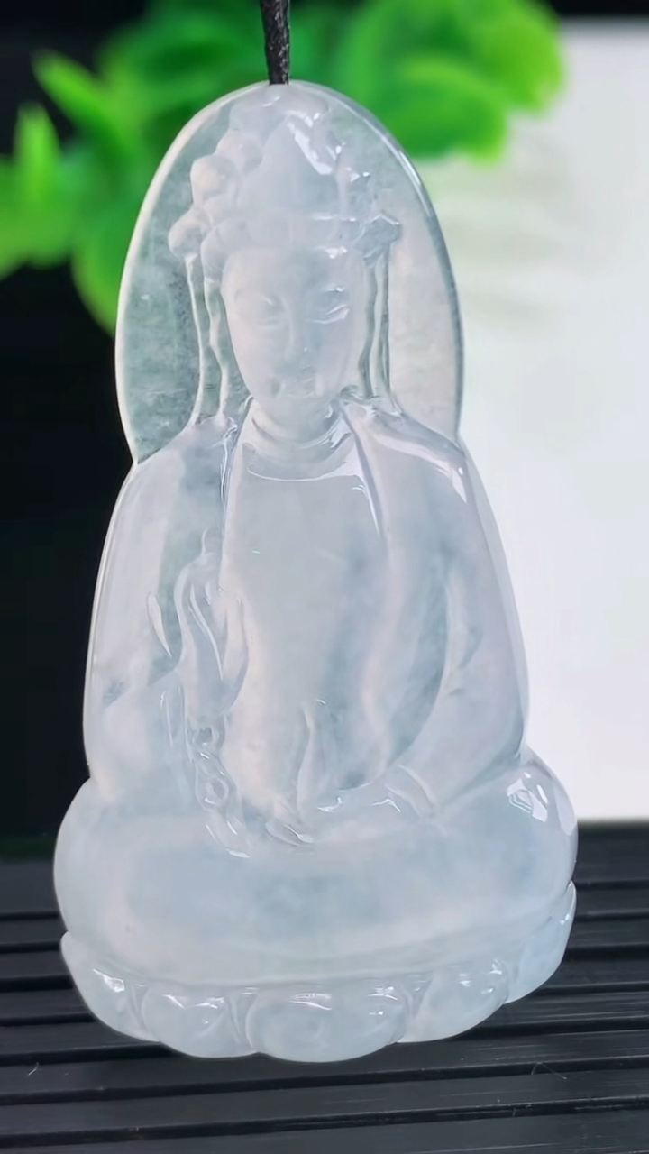天然A货翡翠观音菩萨吊坠尺寸51.9-28.4-5.4重量:13.09g
4月11日