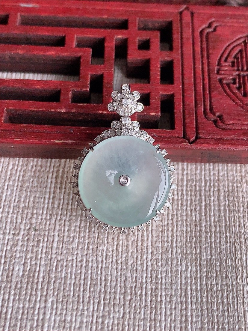 天然A货翡翠18K金伴钻镶嵌白冰白月光平安扣吊坠 
尺寸25.5-17.5-7.5裸石15mm 重量