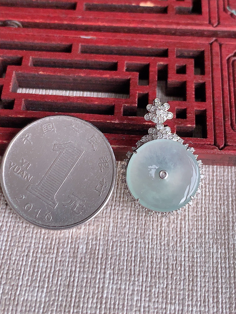 天然A货翡翠18K金伴钻镶嵌白冰白月光平安扣吊坠 
尺寸25.5-17.5-7.5裸石15mm 重量2.95g 0410