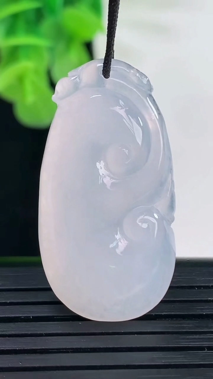 天然A货翡翠如意吊坠尺寸34.4-17.9-6重量:7.97g
4月11日