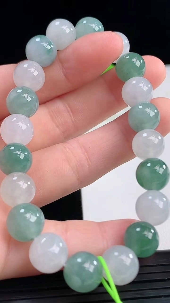 天然A货翡翠圆珠手串尺寸9-20颗重量:30.12g4月11日
工厂直销收藏佳品,种好水足，色泽均匀，有种有色，上手高大气！