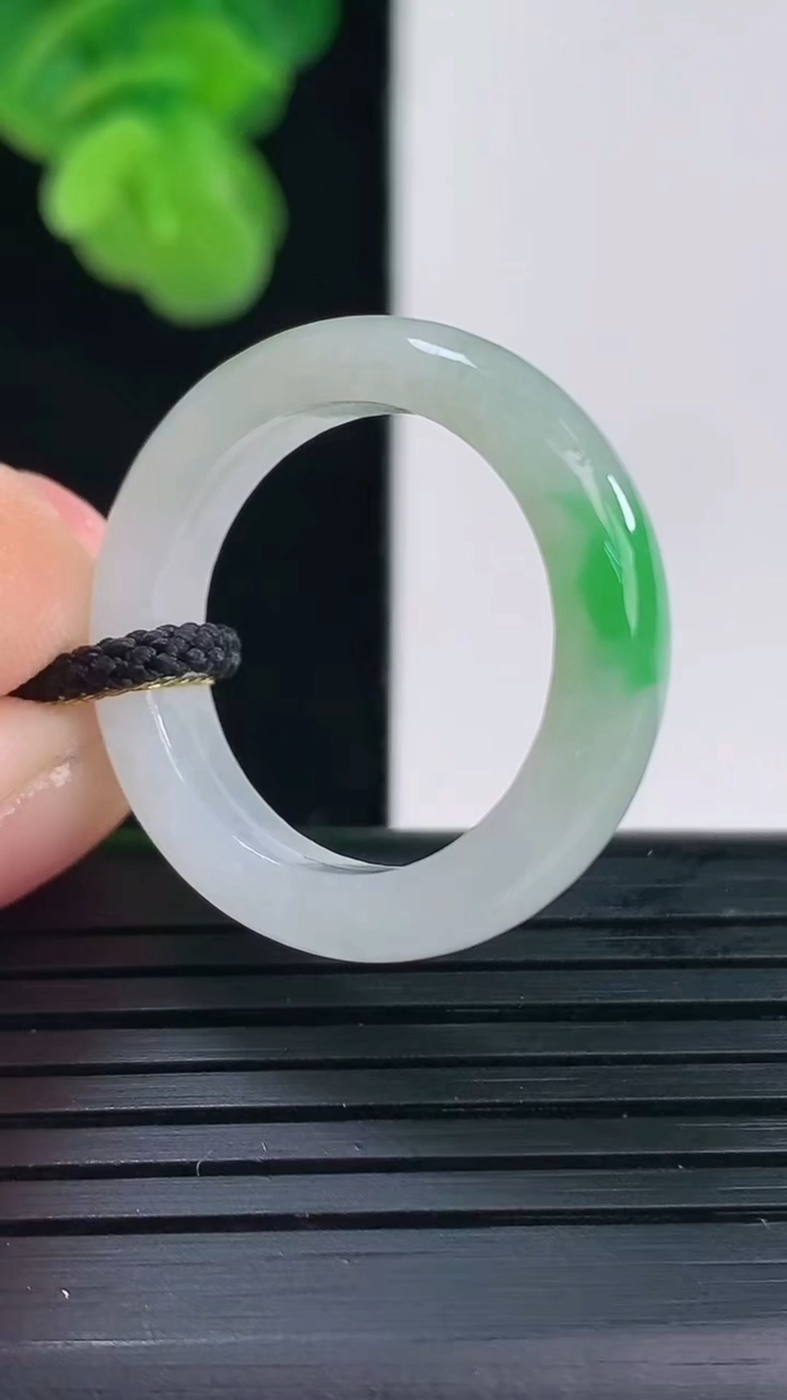 天然A货翡翠指环戒指尺寸19.4-5.1-3.5重量:4.19g2026年4月11日
工厂直销收藏佳