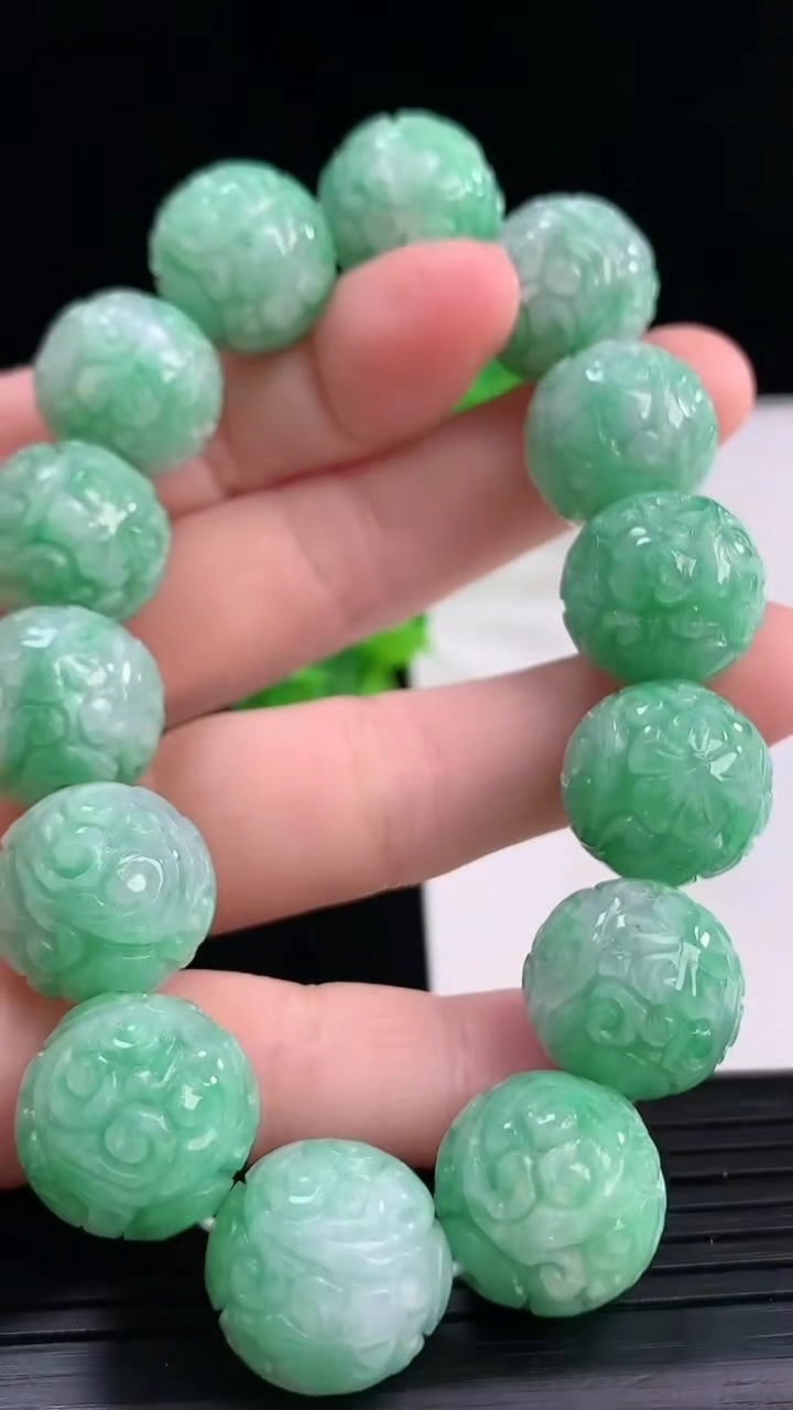 天然A货翡翠雕花圆珠手串尺寸14.5-14颗重量:77.86g4月11日
工厂直销收藏佳品,种好水足，色泽均匀，有种有色，上手高大气！