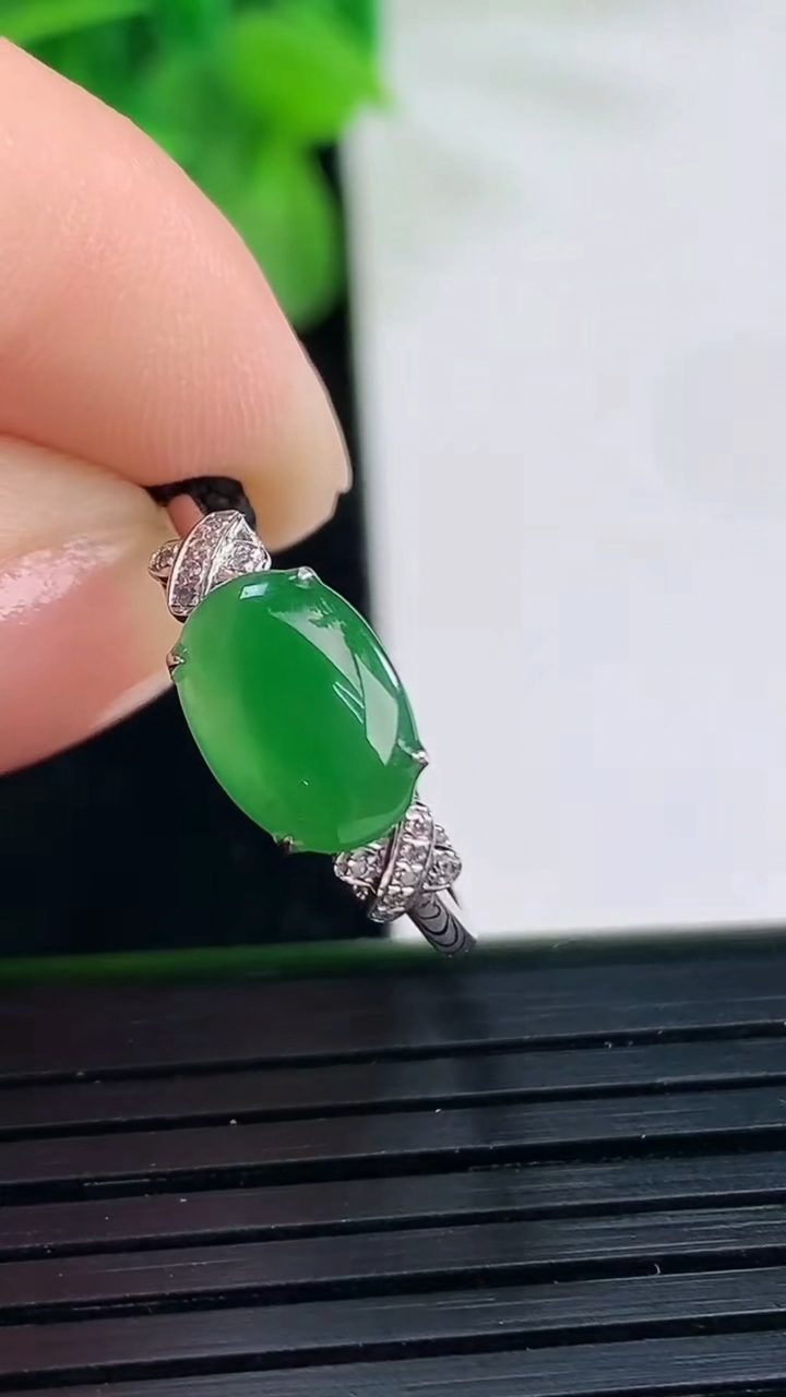 天然A货翡翠蛋面戒指尺寸17.2-9.9-6.6重量:1.46g2026年4月11日
工厂直销收藏佳品,种好水足，色泽均匀，有种有色，上手高大气！