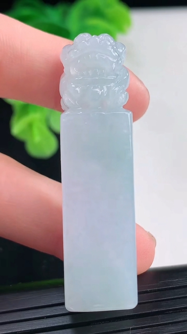 天然A货翡翠貔貅印章尺寸49-13.3-12.7重量:24.71g
4月11日