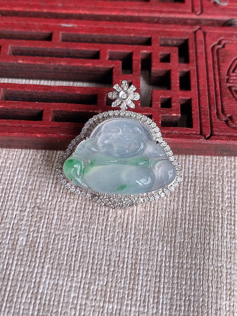 天然A货翡翠18K金伴钻镶嵌飘花佛公吊坠 
尺寸26.5-25.8-9.6裸石15-22.2mm 重量4.50g 0410