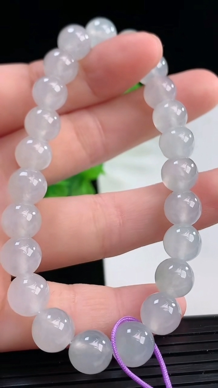 天然A货翡翠飘花圆珠手串尺寸8.3-23颗重量:24.27g4月11日
工厂直销收藏佳品,种好水足，色泽均匀，有种有色，上手高大气！