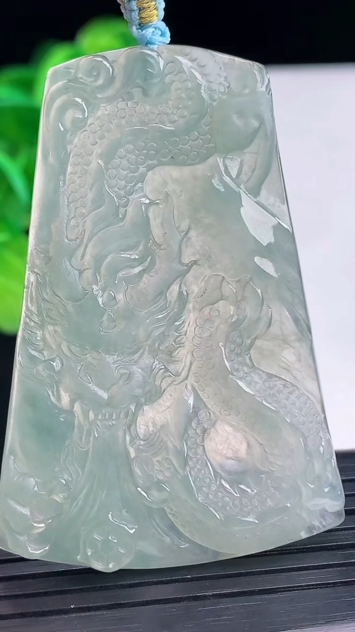 天然A货翡翠龙牌吊坠尺寸57.4-39.3-5.3重量:21.78g
4月11日