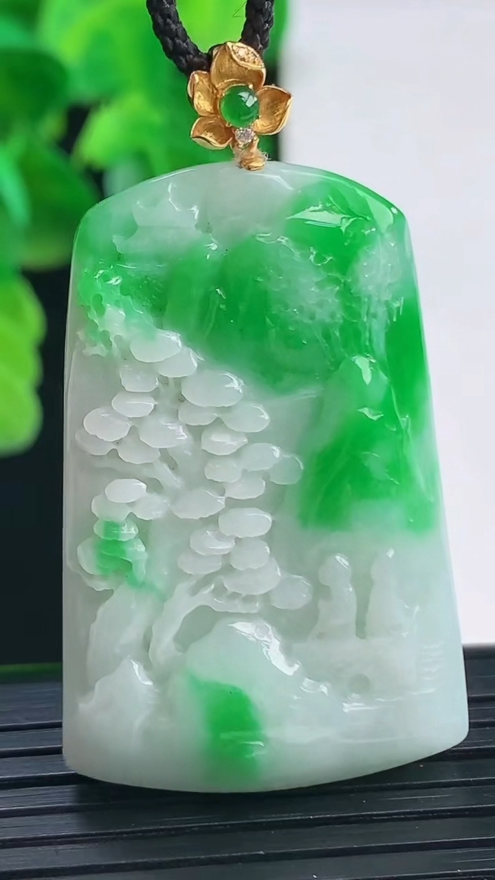 天然A货翡翠山水牌吊坠尺寸41.1-27-7.7重量:17.41g
4月11日