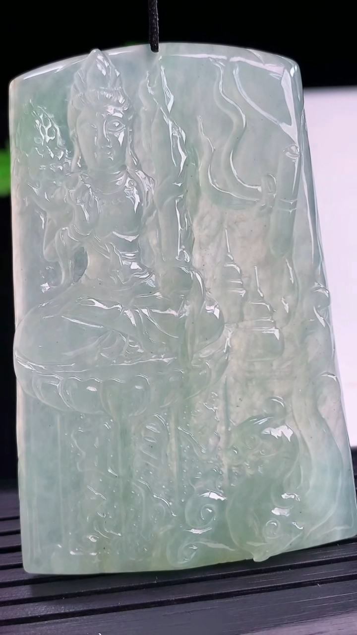 天然A货翡翠虚空藏菩萨吊坠尺寸65.7-43.3-5.2重量:35.50g
4月11日