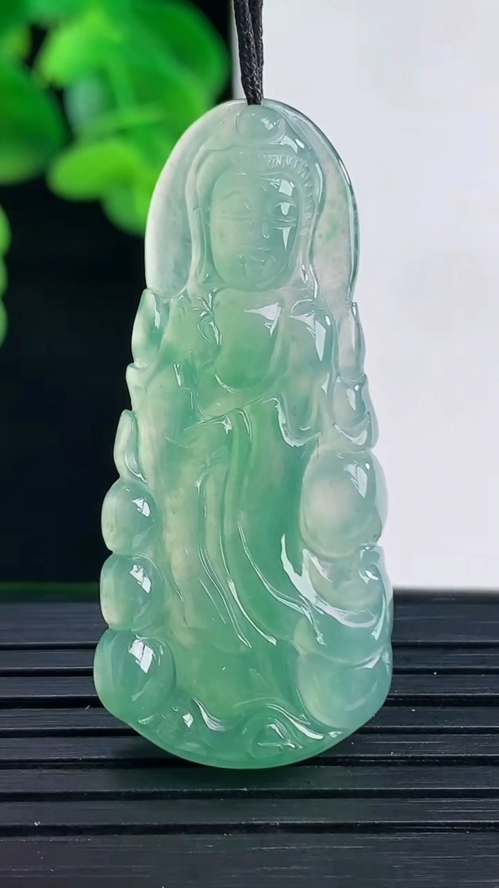 天然A货翡翠观音菩萨吊坠尺寸43.5-19.2-4.2重量:7.36g
4月11日