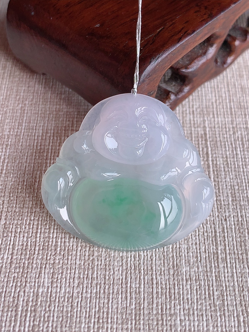 天然A货翡翠飘绿佛公吊坠 
尺寸32-35-5.8mm 重量9.74g 0410