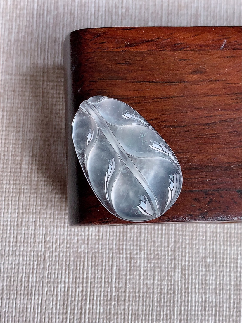 天然A货翡翠白冰白月光叶子金枝玉叶镶嵌件 
尺寸27-17.2-3.5mm 重量3.14g 0410