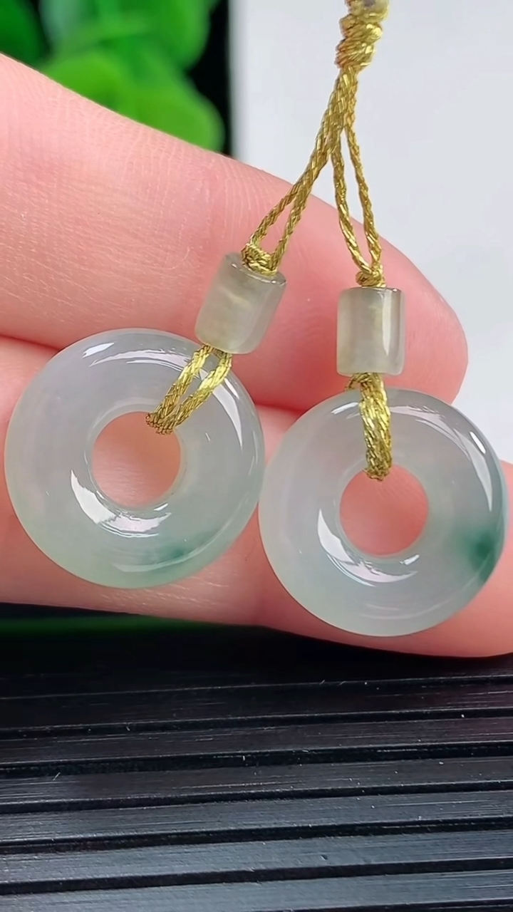 天然A货翡翠飘花平安环吊坠一对尺寸14-4.1重量:3.96g
4月11日