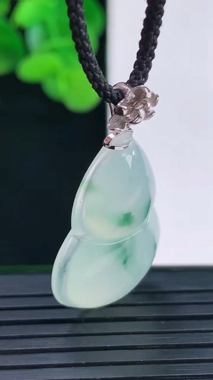 天然A货翡翠种飘花葫芦吊坠尺寸36.8-18.9-5.6重量:5.69g
4月12日