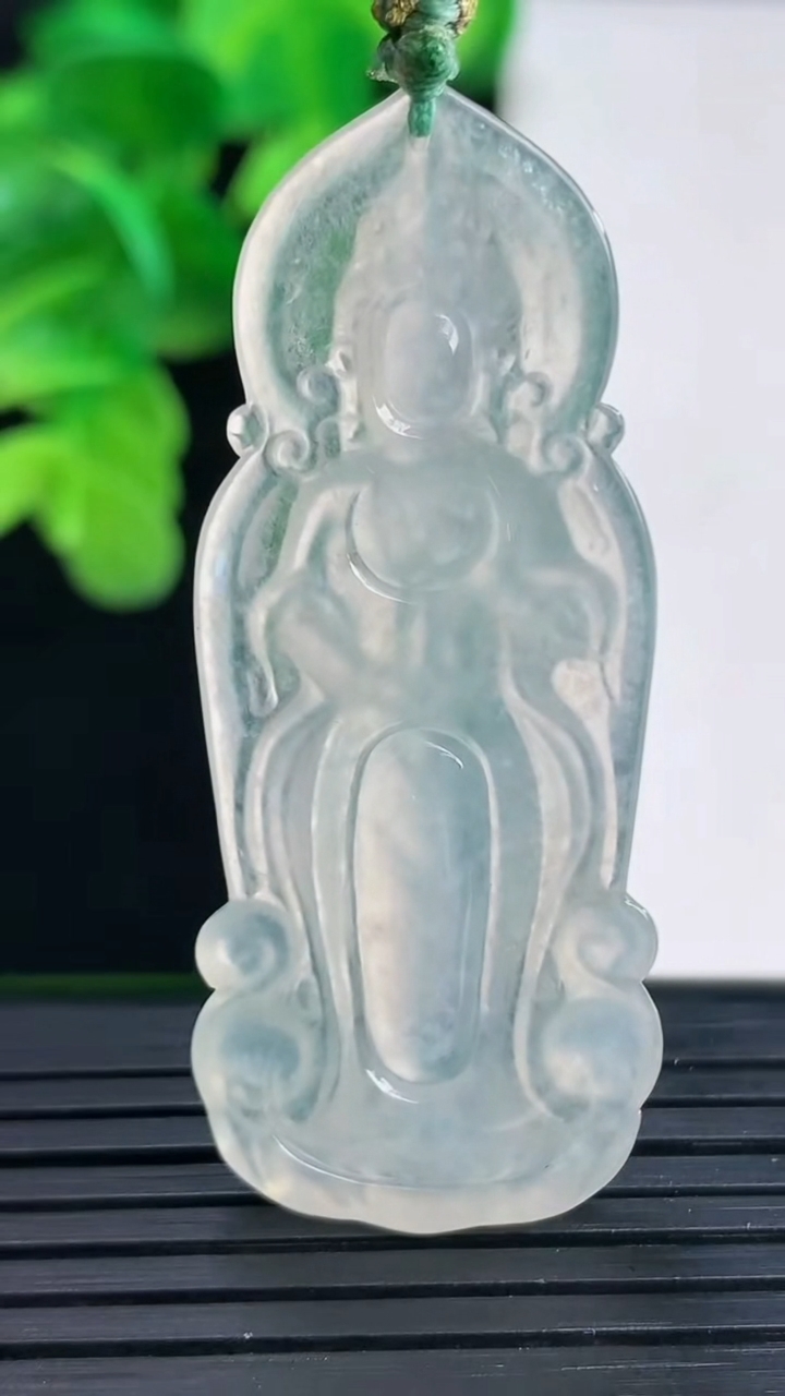 天然A货翡翠观音菩萨吊坠尺寸49.5-19.6-4.1重量:6.92g
4月11日