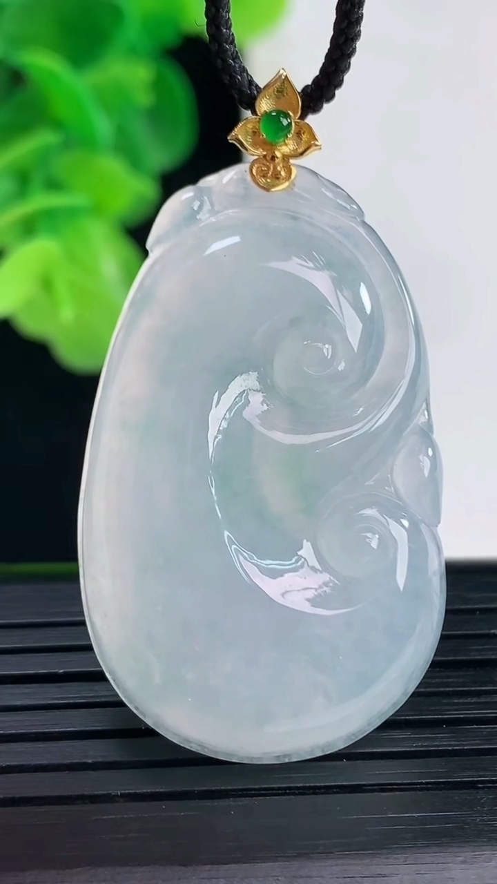 天然A货翡翠18K金飘花如意吊坠尺寸46.2-24.6-5.6重量:11.28g
4月11日