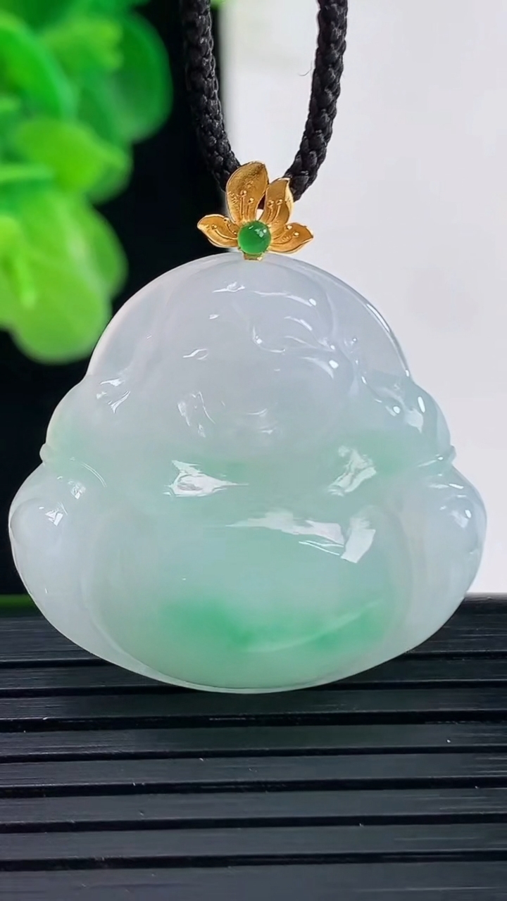 天然A货翡翠佛公吊坠尺寸33.5-30.2-6.2重量:8.57g
4月11日