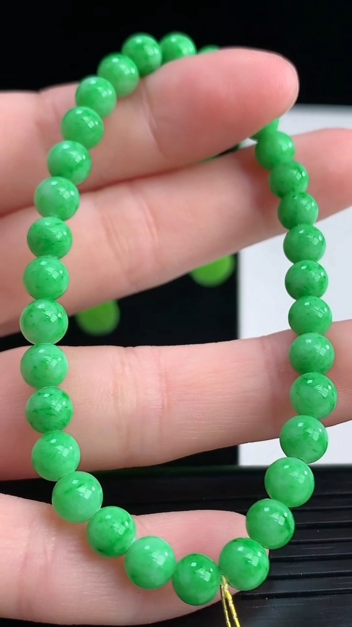 天然A货翡翠圆珠手串尺寸5.3-32颗重量:9.35g4月11日
工厂直销收藏佳品,种好水足，色泽均匀，有种有色，上手高大气！