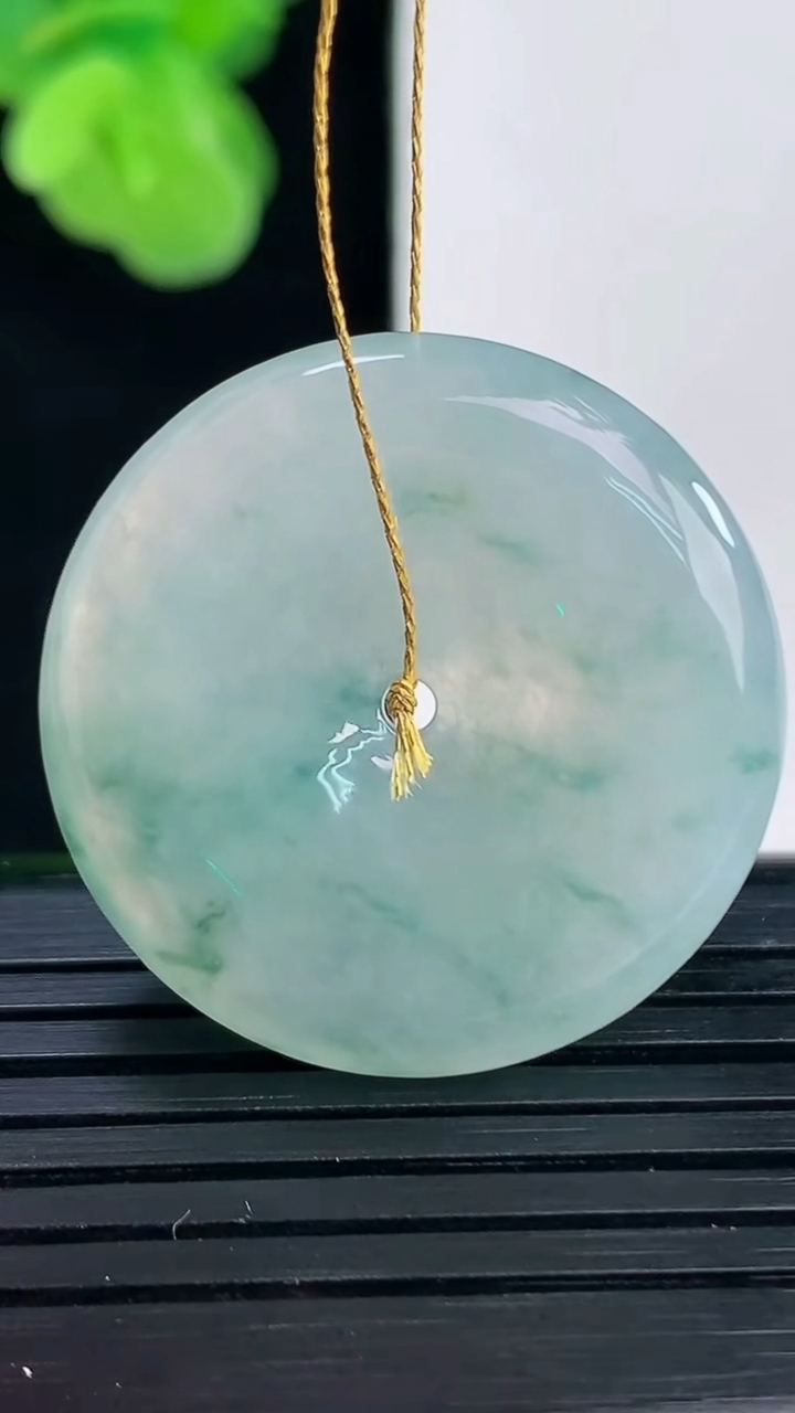 天然A货翡翠飘花平安扣吊坠尺寸28.3-5.5重量:10.00g
4月11日