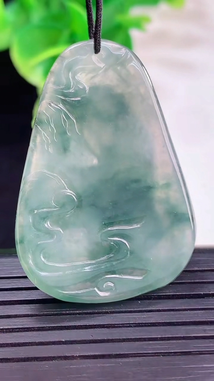 天然A货翡翠飘花生肖虎吊坠尺寸39.9-27-5.4重量:10.31g
4月11日