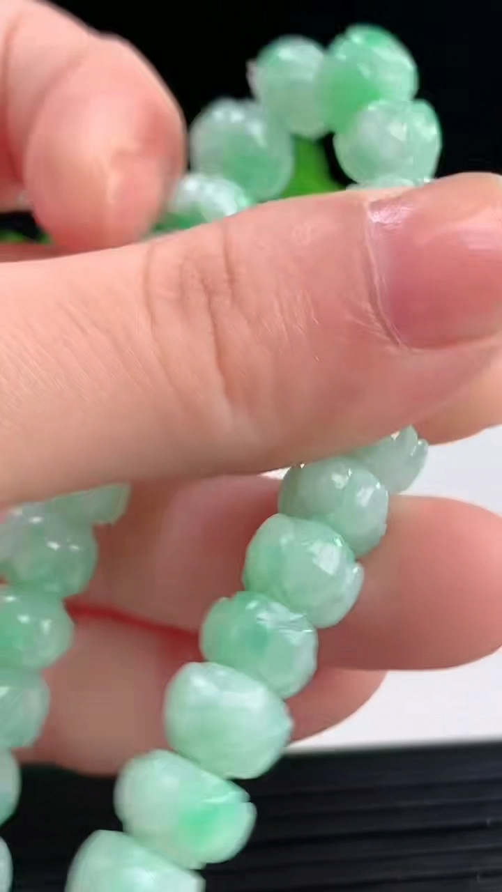 天然A货翡翠莲花手串尺寸8.3-5.8重量:20.69g4月11日
工厂直销收藏佳品,种好水足，色泽均匀，有种有色，上手高大气！