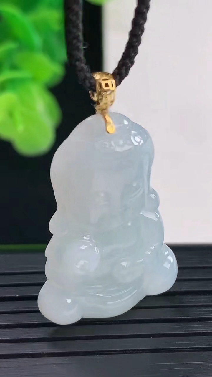 天然A货翡翠宝宝佛吊坠尺寸38.2-21.3-4.7重量:5.73g
4月11日