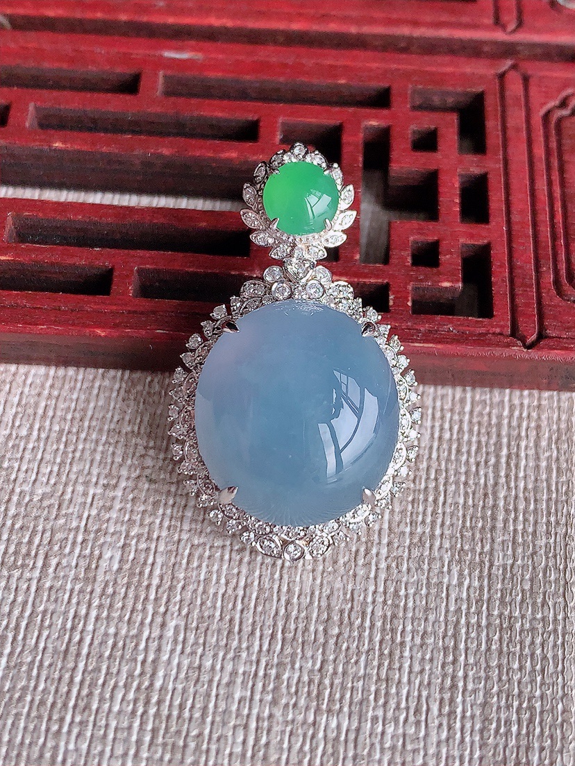 天然A货翡翠18K金伴钻镶嵌紫罗兰蛋面吊坠 
尺寸33.6-20-12.8裸石17-16mm 重量6.86g 0410