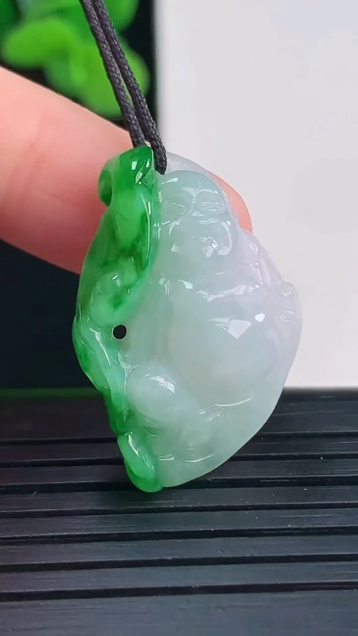 天然A货翡翠逍遥佛吊坠尺寸28-18.7-8.2重量:6.58g
4月11日
