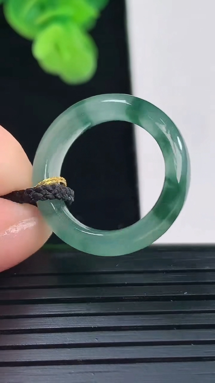 天然A货翡翠飘花指环戒指尺寸17.1-5.9-3.6重量:3.65g2026年4月11日
工厂直销收藏佳品,种好水足，色泽均匀，有种有色，上手高大气！