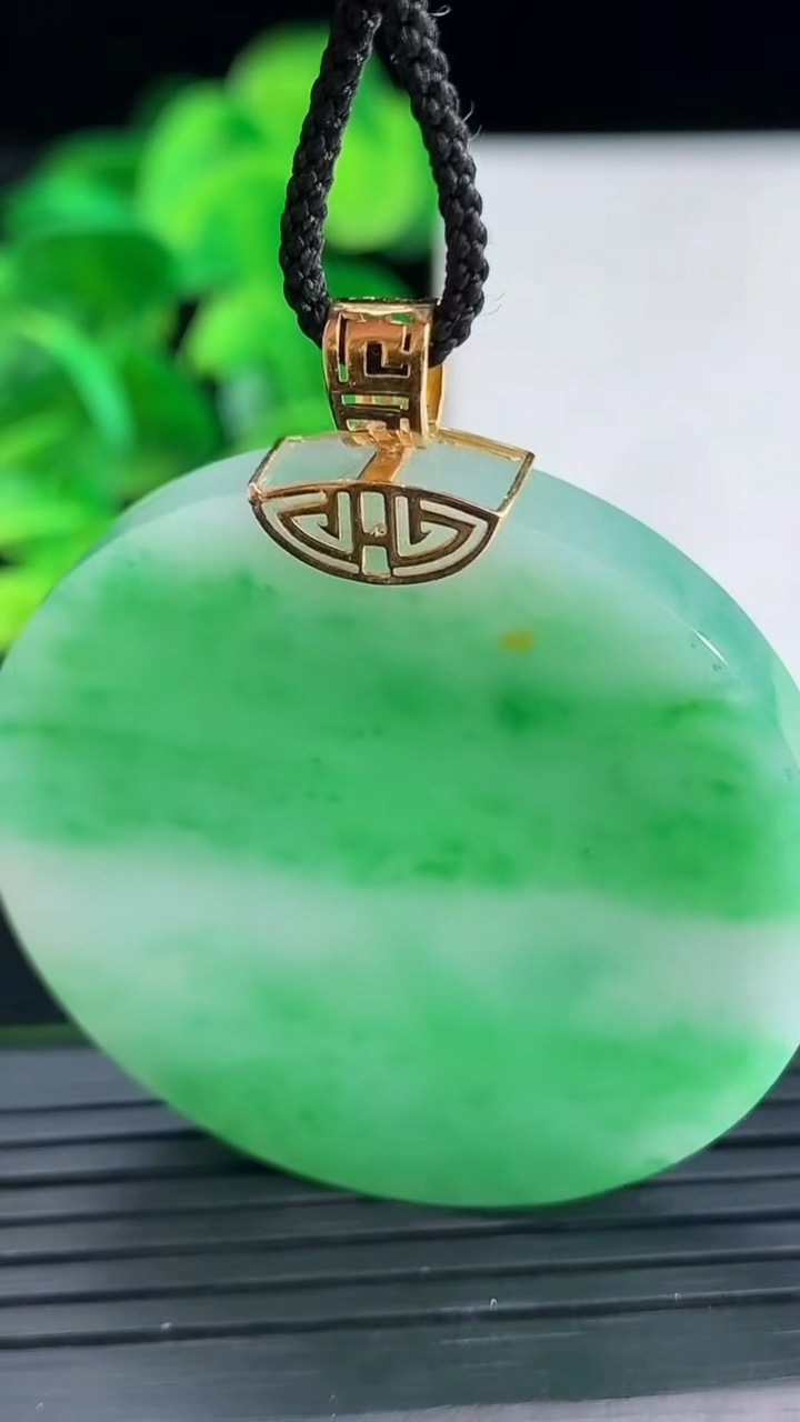 天然A货翡翠无事牌吊坠尺寸41.3-4.8重量:23.81g
4月11日