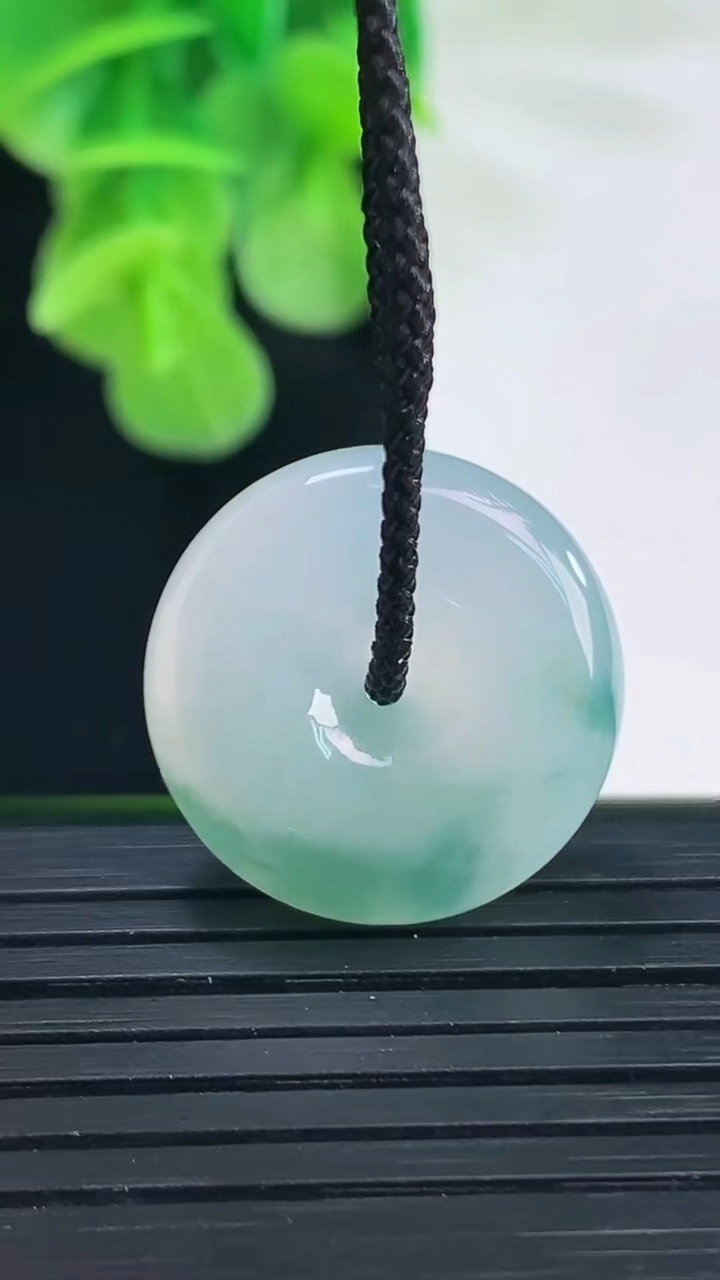 天然A货翡翠飘花平安扣吊坠尺寸19.4-5重量:4.64g
4月11日