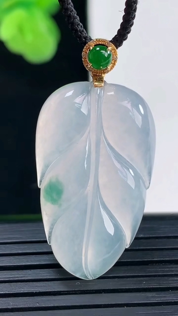 天然A货翡翠18K金飘花金枝玉叶 叶子吊坠尺寸31-18.7-4.9重量:5.89g
4月11日