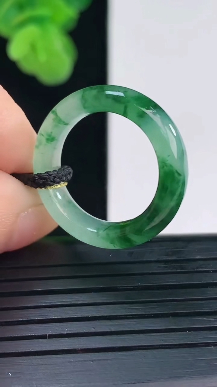 天然A货翡翠飘花指环戒指尺寸16.9-5.5-3.6重量:3.68g2026年4月11日
工厂直销收藏佳品,种好水足，色泽均匀，有种有色，上手高大气！