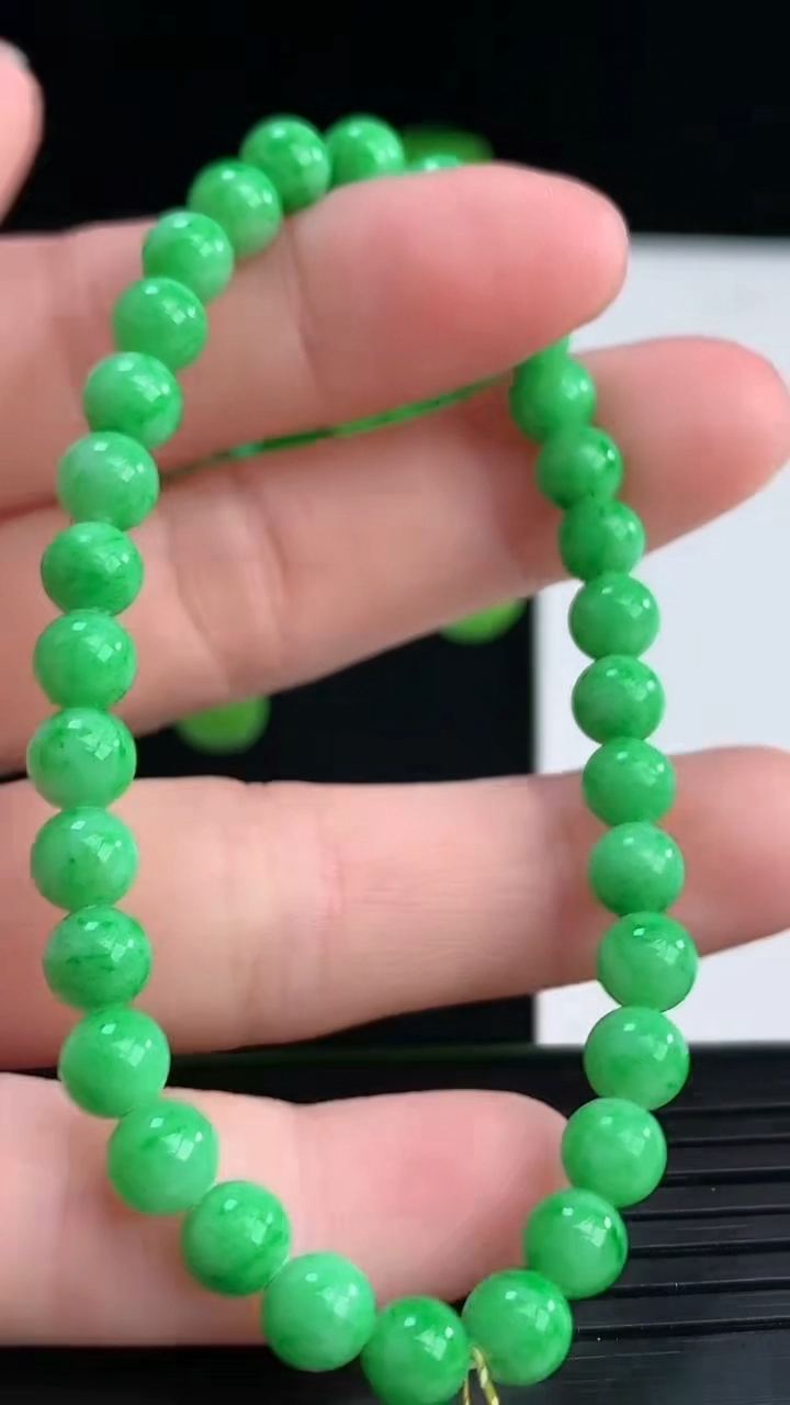 天然A货翡翠圆珠手串尺寸5.3-32颗重量:9.35g4月11日
工厂直销收藏佳品,种好水足，色泽均匀，有种有色，上手高大气！