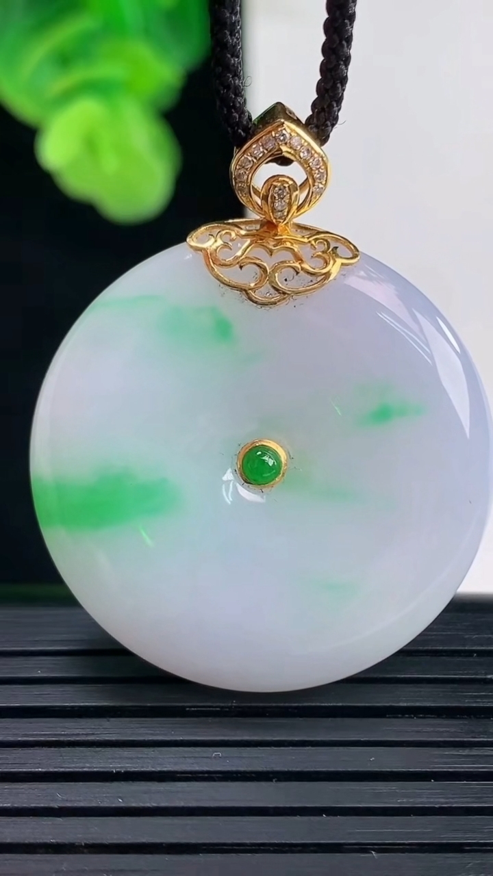 天然A货翡翠平安扣吊坠尺寸31.7-5.6重量:15.56g
4月11日