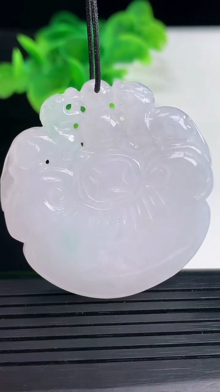 天然A货翡翠如意头吊坠尺寸42.4-42.5-8重量:28.81g
4月11日