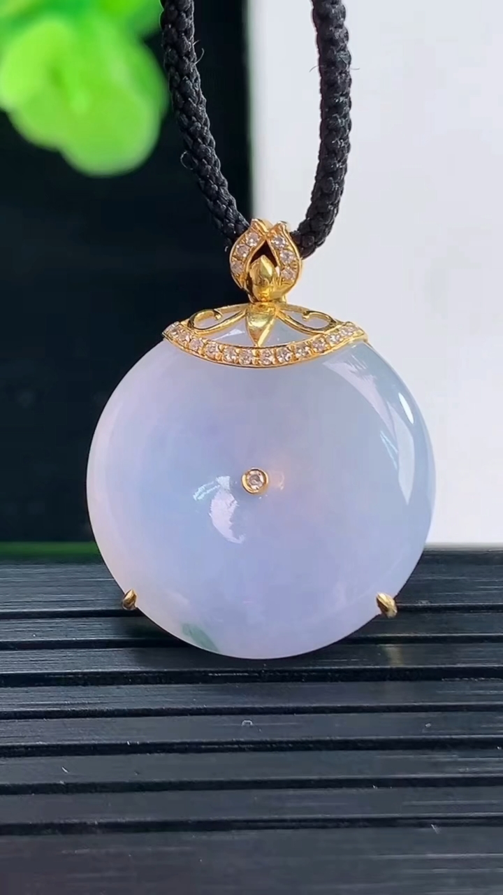 天然A货翡翠18K金紫罗兰飘花平安扣吊坠尺寸20.6-4.7重量:4.74g
4月11日