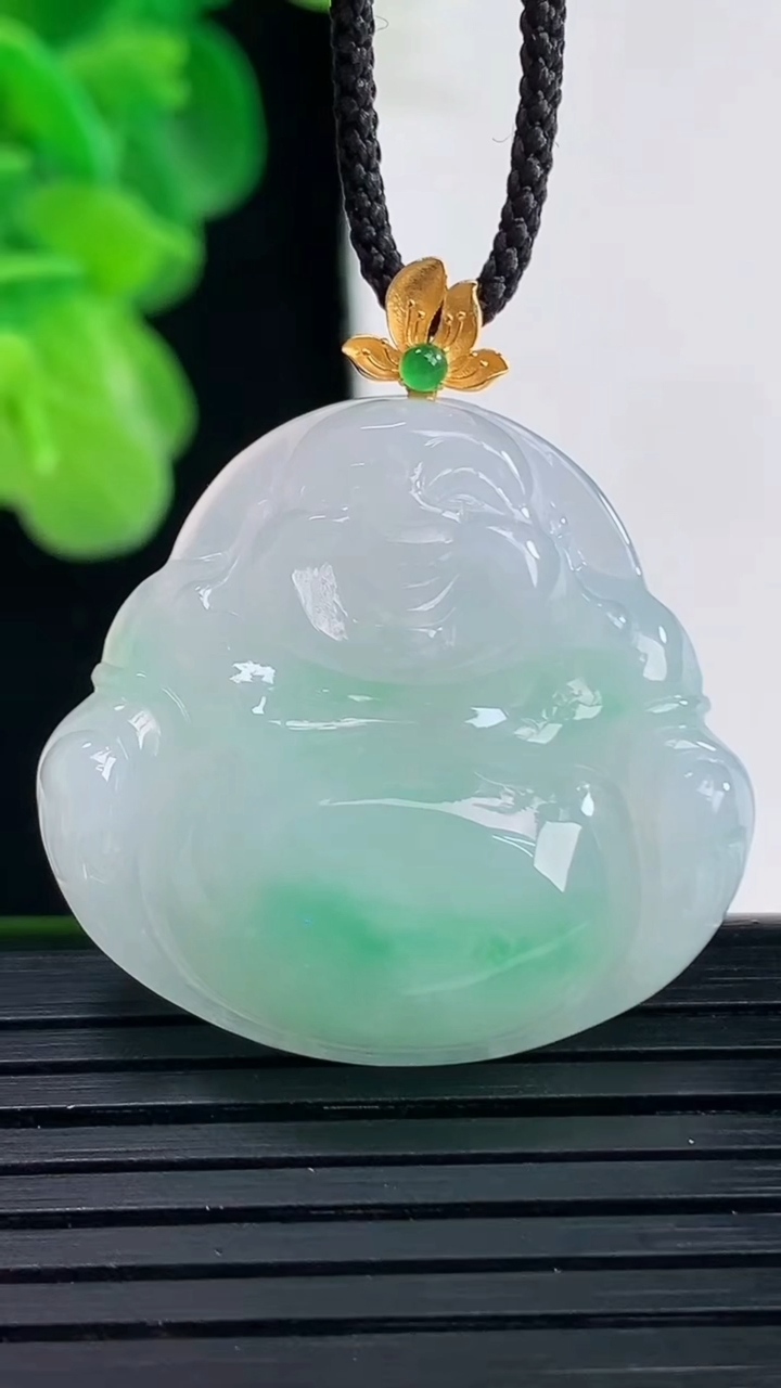 天然A货翡翠佛公吊坠尺寸33.5-30.2-6.2重量:8.57g
4月11日