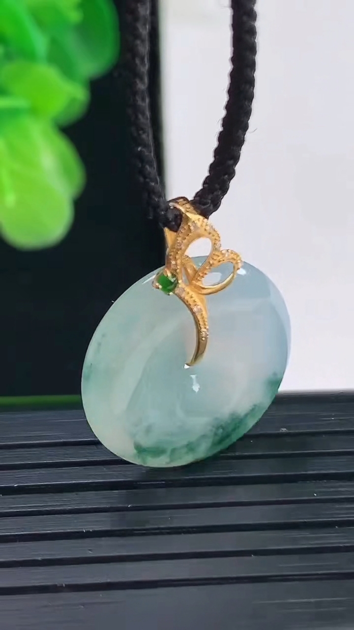 天然A货翡翠18K金飘花平安扣吊坠尺寸19.3-4.5重量:4.03g
4月11日