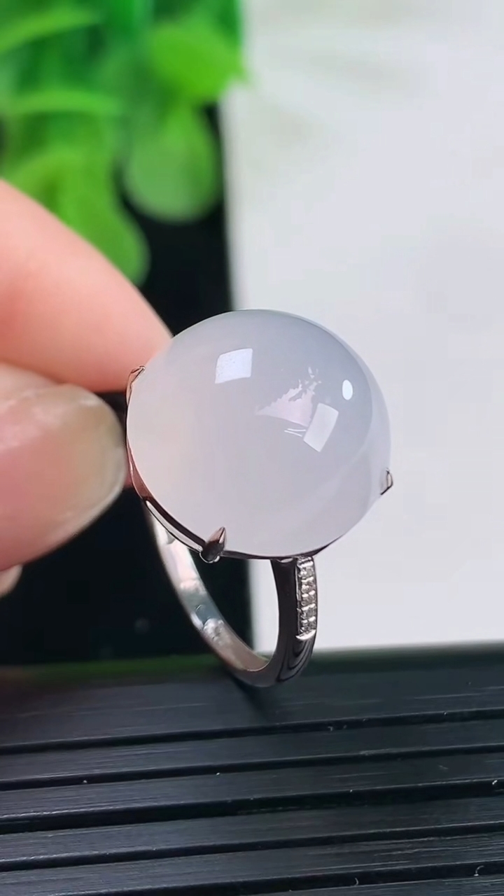 天然A货翡翠蛋面戒指尺寸18.1-14.2重量:3.57g2026年4月11日
工厂直销收藏佳品,种好水足，色泽均匀，有种有色，上手高大气！