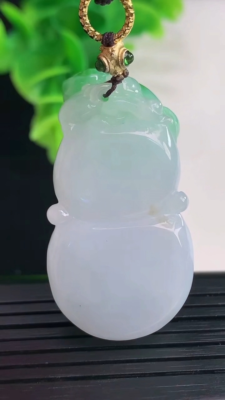 天然A货翡翠葫芦吊坠尺寸43.6-22.7-13.3重量:27.09g
4月11日