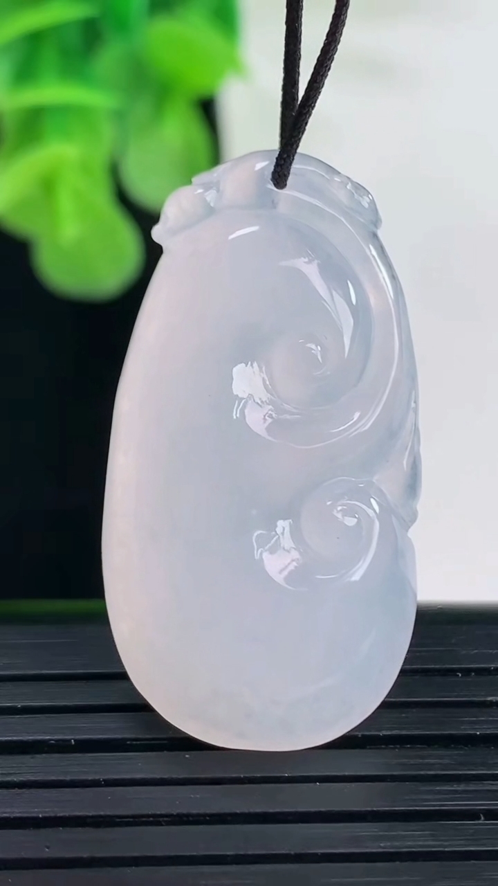 天然A货翡翠如意吊坠尺寸34.4-17.9-6重量:7.97g
4月11日