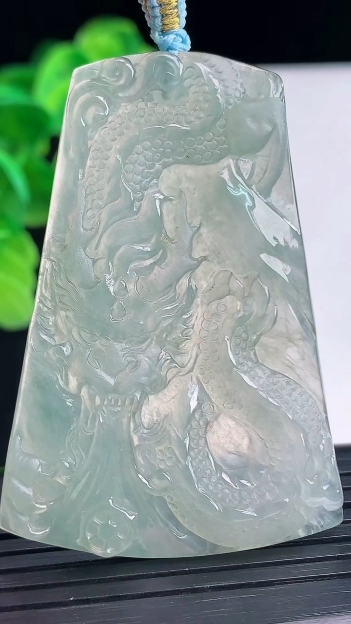 天然A货翡翠龙牌吊坠尺寸57.4-39.3-5.3重量:21.78g
4月11日