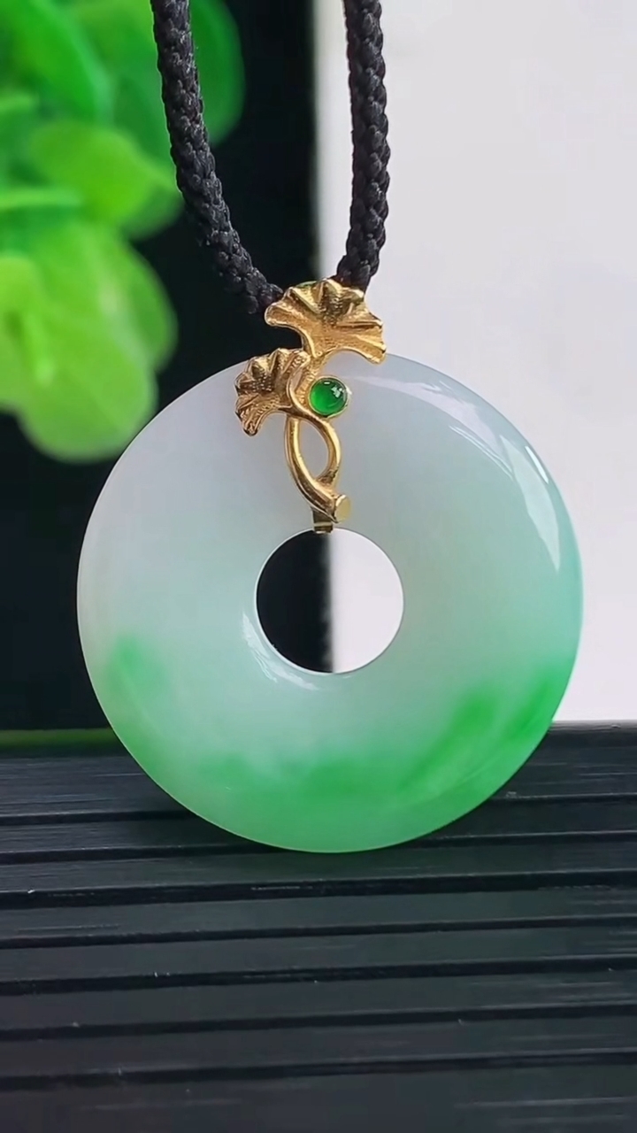 天然A货翡翠平安环吊坠尺寸24.2-3.5重量:4.20g
4月11日