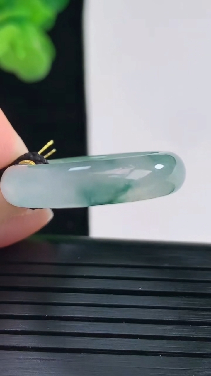 天然A货翡翠飘花指环戒指尺寸18.7-5.3-3.6重量:4.08g2026年4月11日
工厂直销收藏佳品,种好水足，色泽均匀，有种有色，上手高大气！