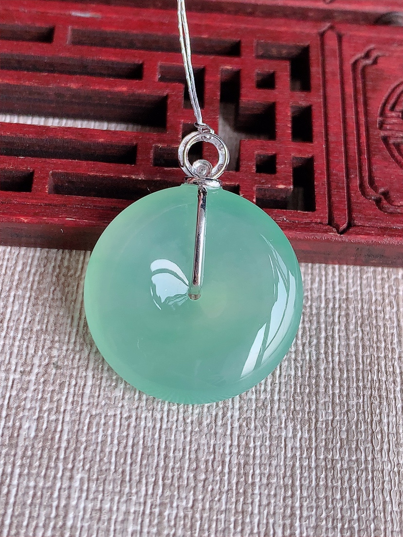 天然A货翡翠18K金镶嵌满绿晴绿平安扣吊坠 
尺寸30.2-23.6-5.5mm 重量6.75g 0